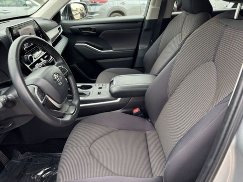 Used 2025 Toyota Highlander LE FWD image 29
