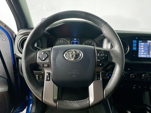 Used 2018 Toyota Tacoma TRD Sport AWD/4WD image 17