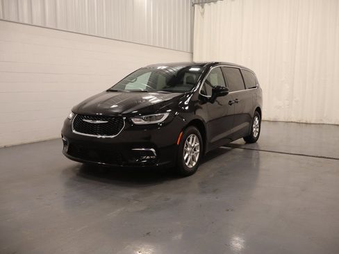 Used 2025 Chrysler Pacifica Select image 5