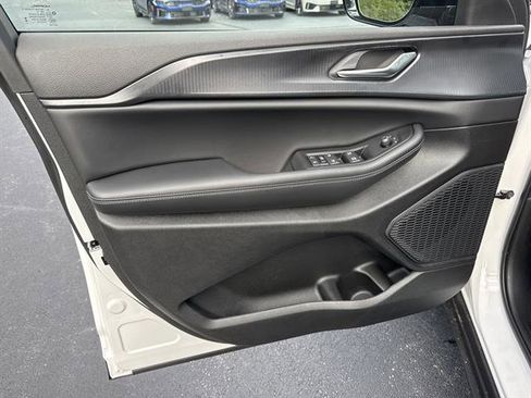 New 2025 Jeep Grand Cherokee Altitude image 9