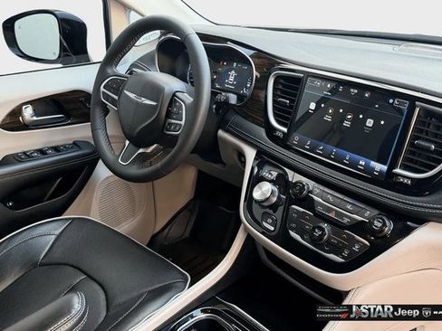 Used 2023 Chrysler Pacifica Limited FWD image 22