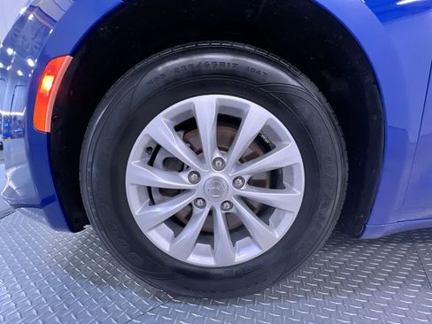 Used 2018 Chrysler Pacifica Touring-L Plus FWD image 10