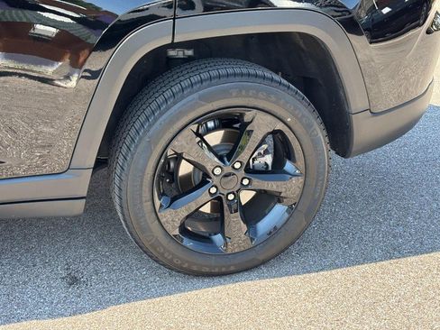 Used 2023 Jeep Grand Cherokee Limited w/ Black Appearance Package AWD/4WD image 10