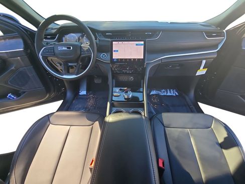 New 2025 Jeep Grand Cherokee L Limited w/ Black Appearance Package AWD/4WD image 9