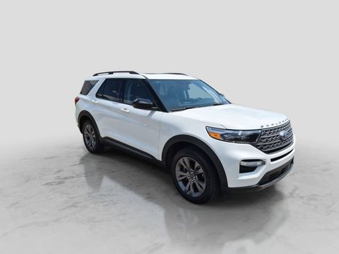 Used 2024 Ford Explorer XLT w/ Equipment Group 202A AWD/4WD image 2