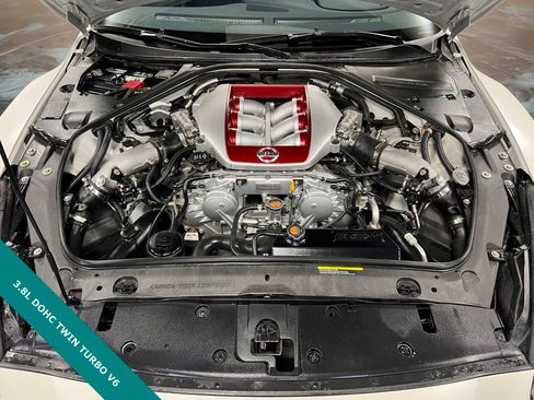 Used 2016 Nissan GT-R Premium image 10