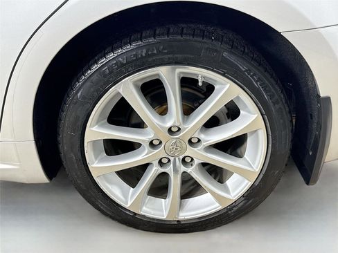 Used 2013 Toyota Avalon Limited w/ Technology Pkg FWD image 31