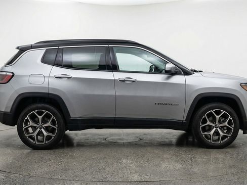 Used 2025 Jeep Compass Limited image 9