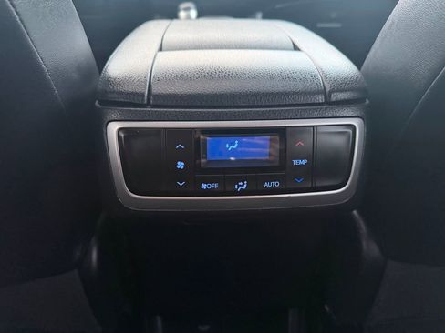 Used 2019 Toyota Highlander SE AWD/4WD image 25
