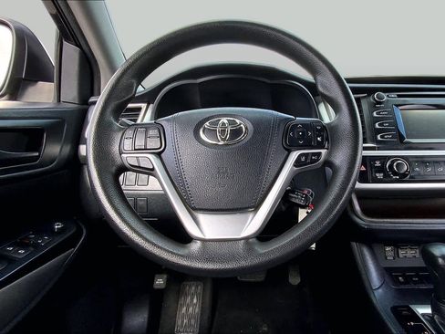 Used 2019 Toyota Highlander LE FWD image 6
