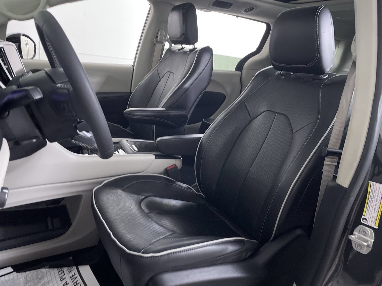 Used 2023 Chrysler Pacifica Limited FWD image 12