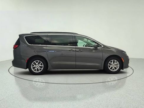 Used 2022 Chrysler Pacifica Touring-L FWD image 7