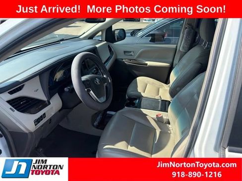 Used 2017 Toyota Sienna XLE FWD image 8