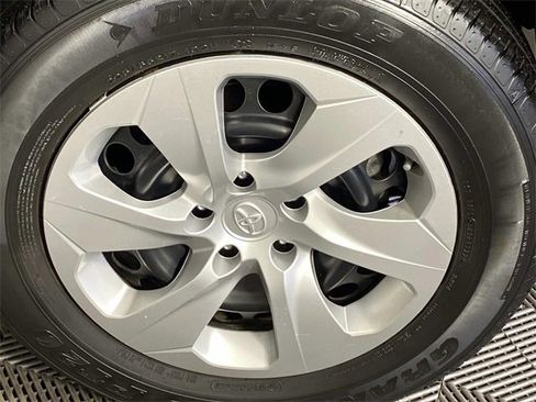 Used 2022 Toyota RAV4 LE image 29