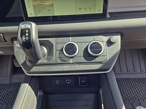 Certified 2024 Land Rover Defender 90 X-Dynamic SE image 18