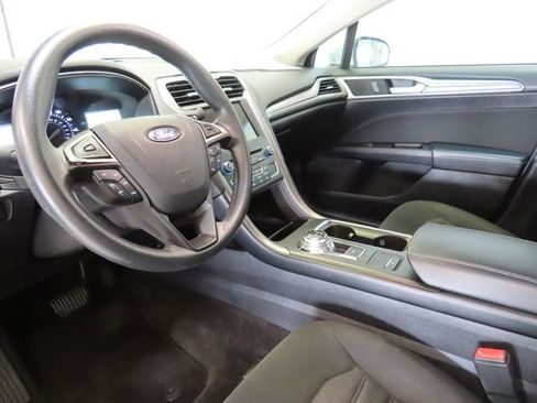 Used 2018 Ford Fusion SE w/ Fusion SE Technology Package image 4
