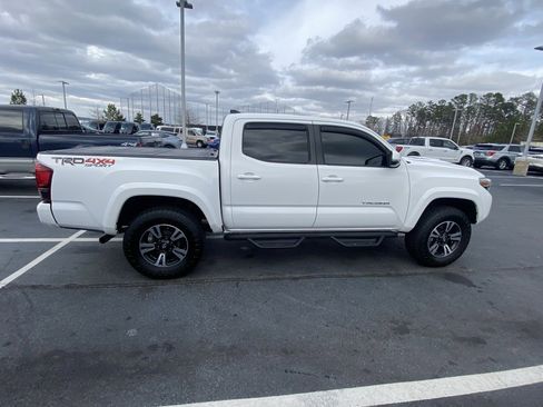 Used 2019 Toyota Tacoma TRD Sport image 7