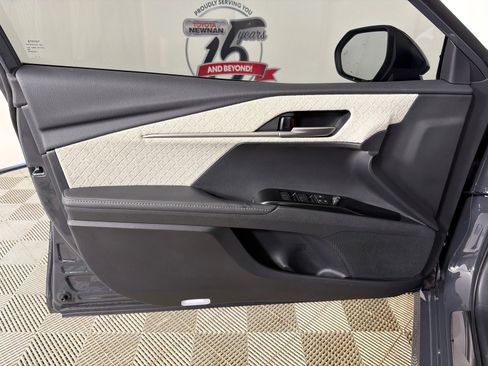 Used 2025 Toyota Camry XLE FWD image 11