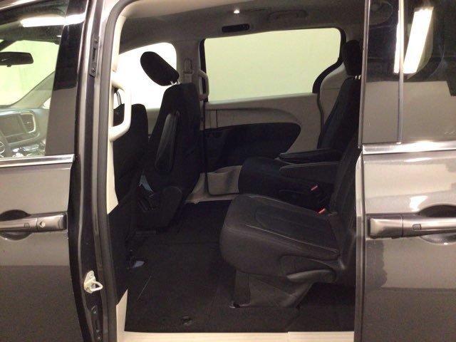 Used 2022 Chrysler Voyager LX FWD image 10