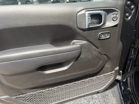 Used 2025 Jeep Wrangler Unlimited Rubicon image 17