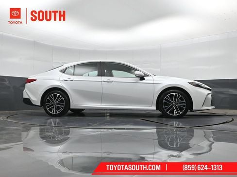 Used 2025 Toyota Camry XLE AWD/4WD image 37