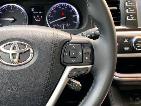 Used 2018 Toyota Highlander XLE AWD/4WD image 25