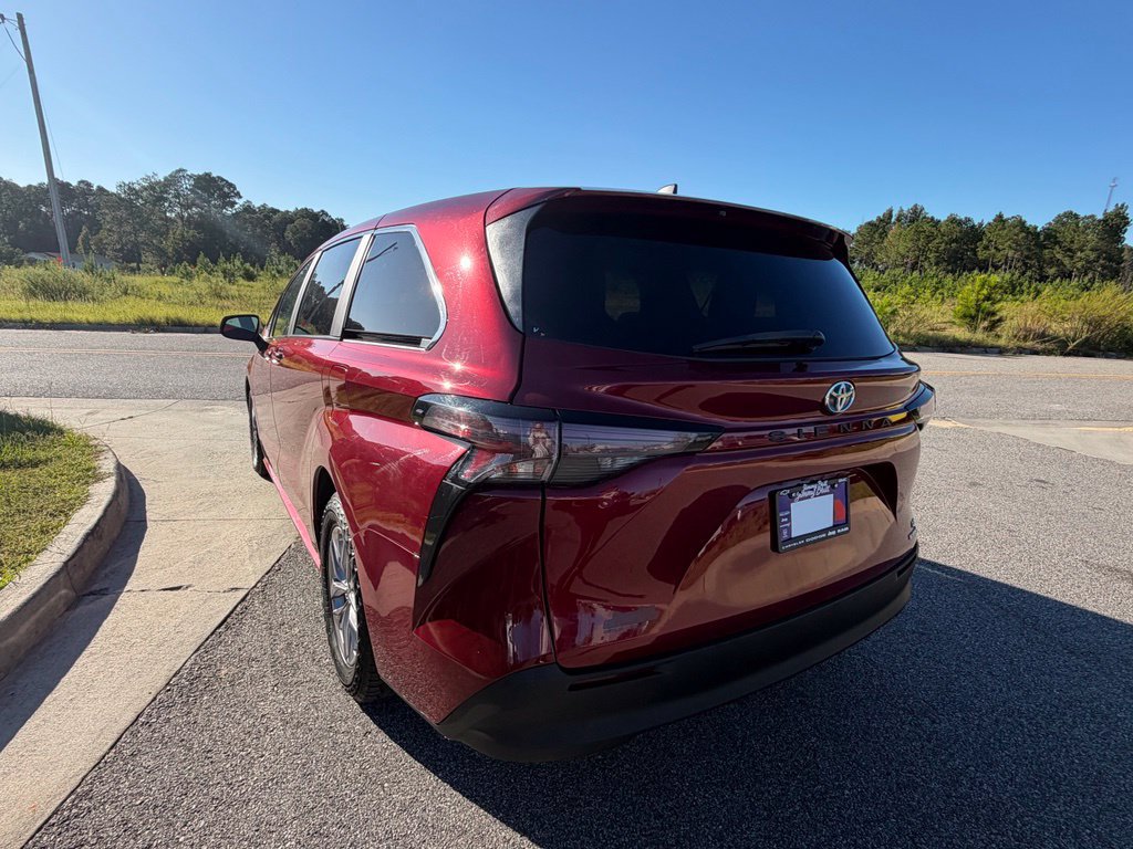 Used 2023 Toyota Sienna LE FWD image 15