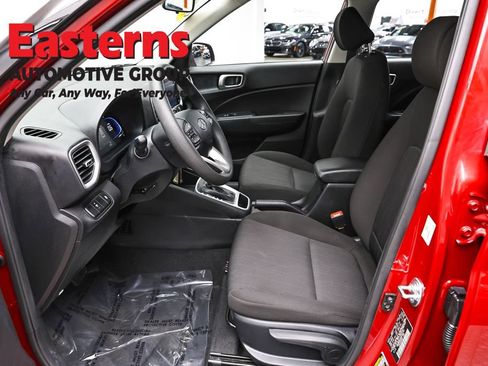 Used 2025 Hyundai Venue SE FWD image 13