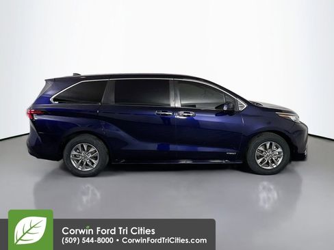Used 2021 Toyota Sienna XLE image 19