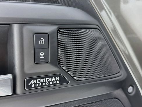 Used 2025 Land Rover Defender 110 X-Dynamic SE AWD/4WD image 23