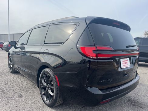 Used 2025 Chrysler Pacifica Limited image 6