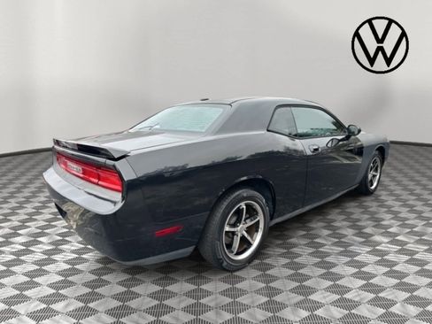 Used 2010 Dodge Challenger SE image 3