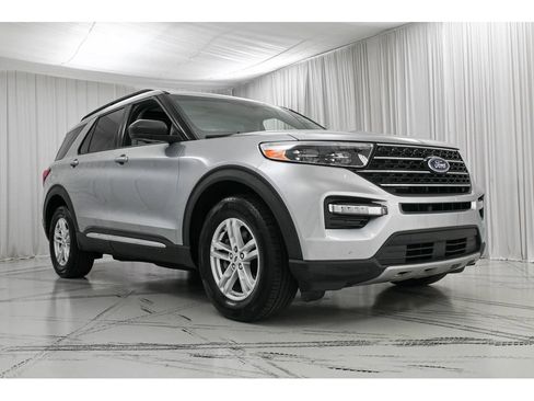 Used 2020 Ford Explorer XLT w/ Equipment Group 202A AWD/4WD image 2