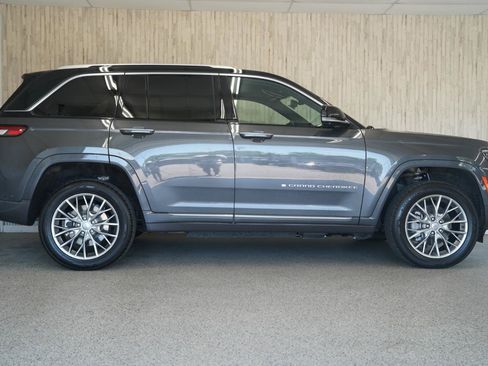 Used 2022 Jeep Grand Cherokee Summit w/ Advanced Protech Group IV AWD/4WD image 6