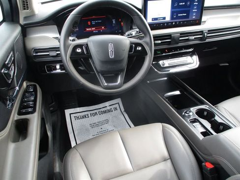 Used 2025 Lincoln Corsair FWD image 10