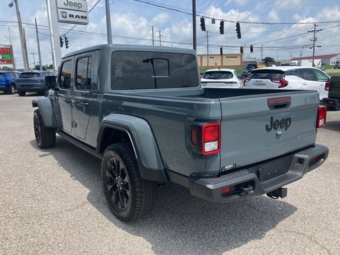 Used 2025 Jeep Gladiator Sport AWD/4WD image 7