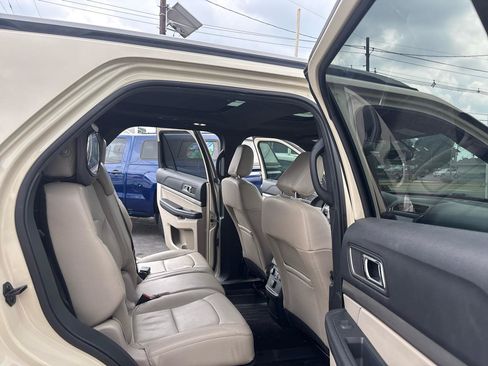 Used 2018 Ford Explorer XLT w/ Equipment Group 202A AWD/4WD image 12