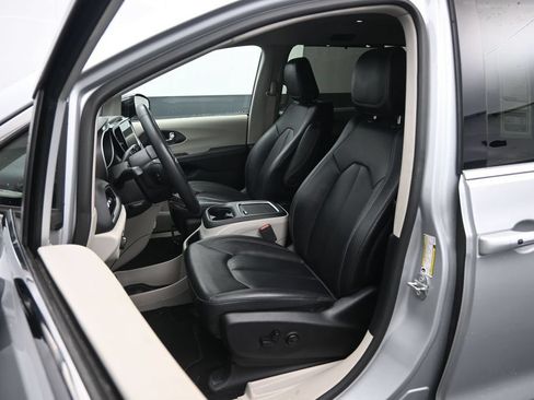 Used 2024 Chrysler Pacifica Touring-L FWD image 20