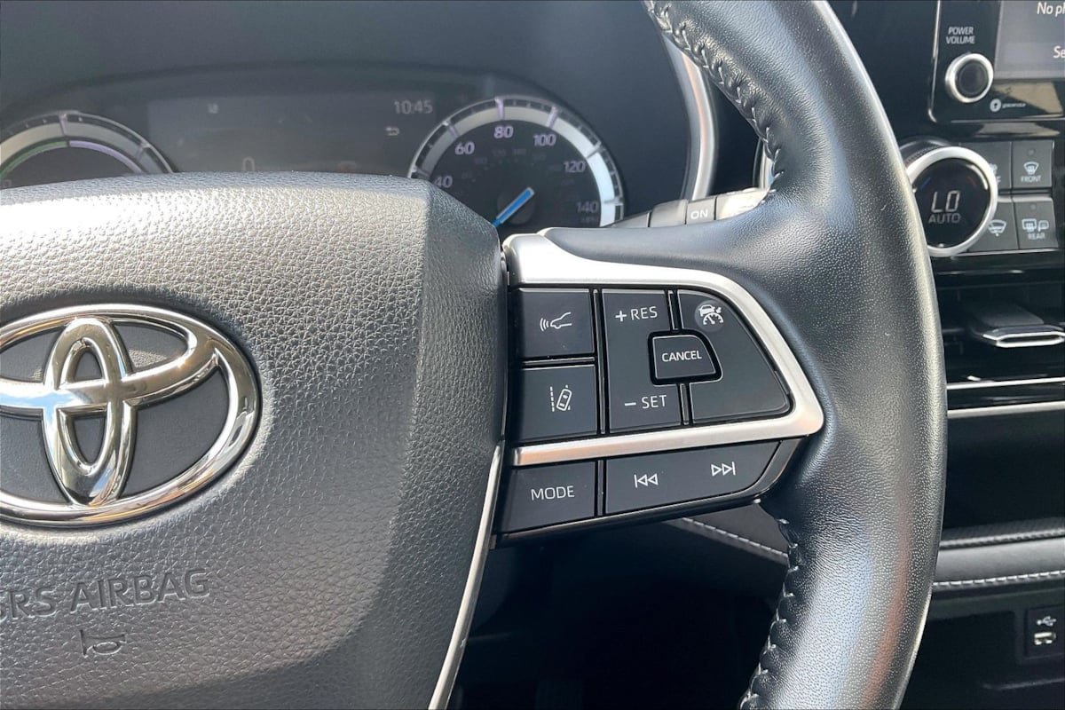 Used 2022 Toyota Highlander XLE AWD/4WD image 16