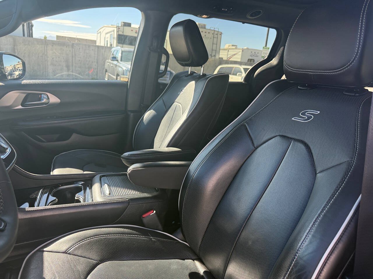 Used 2023 Chrysler Pacifica Limited w/ Uconnect Theater Family Group AWD/4WD image 17