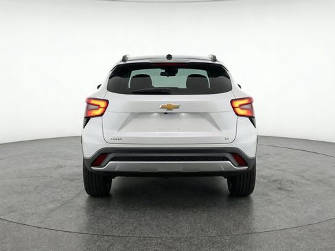 Used 2025 Chevrolet Trax LT FWD image 7