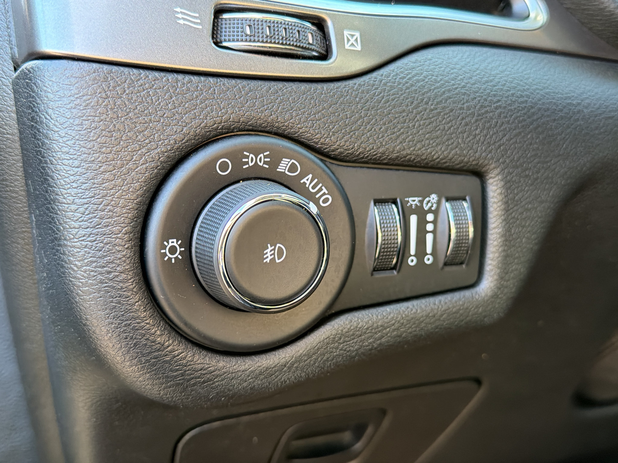 Used 2020 Jeep Cherokee Latitude Plus w/ Cold Weather Group AWD/4WD image 14