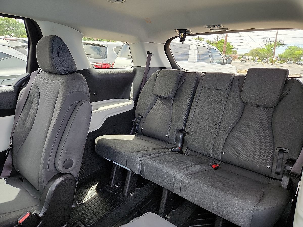 Used 2022 Kia Carnival LX FWD image 6
