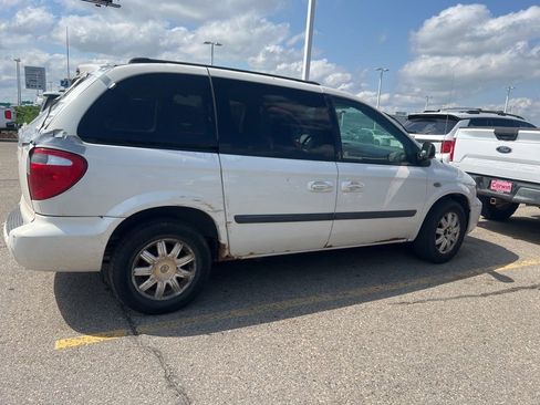 Used 2006 Chrysler Town & Country w/ Popular Equipment Group I image 8