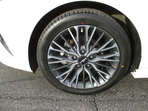 Used 2024 Kia Forte GT-Line w/ GT-Line Premium Package image 7