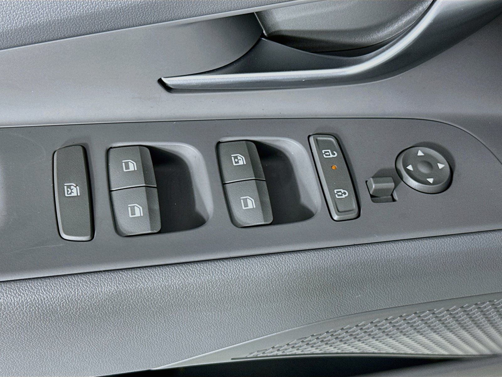 Used 2025 Hyundai Elantra Sport FWD image 17