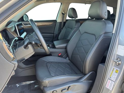 Used 2025 Volkswagen Atlas SE FWD image 9