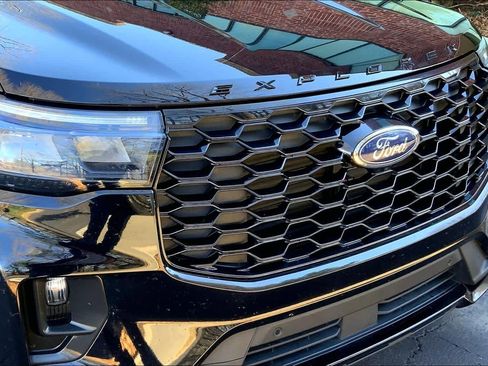 Certified 2025 Ford Explorer ST-Line w/ ST-Line Street Pack image 28