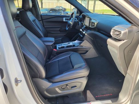 Certified 2023 Ford Explorer ST-Line w/ Class IV Trailer Tow Package image 12