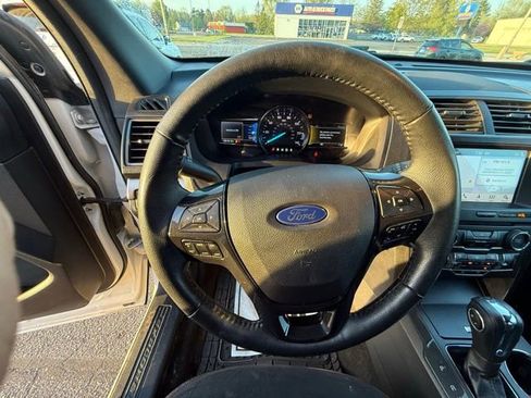 Used 2018 Ford Explorer XLT w/ Equipment Group 202A AWD/4WD image 13